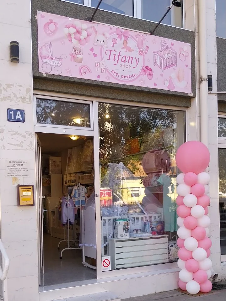 Ulaz i izlog prodavnice Tifany Shop na Bulevaru Patrijarha Pavla 1/A u Novom Sadu